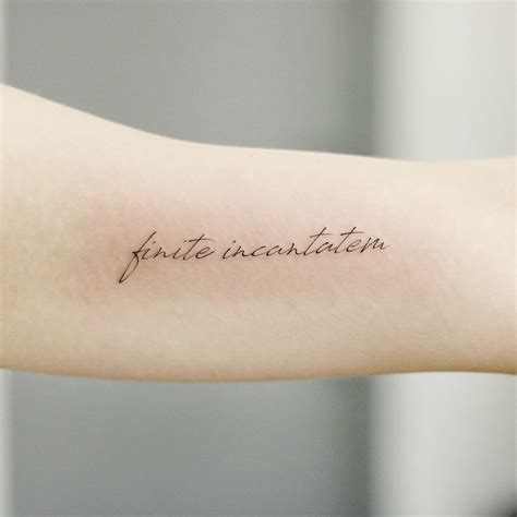 scritta tatuaggio braccio|Tatuaggio scritta braccio